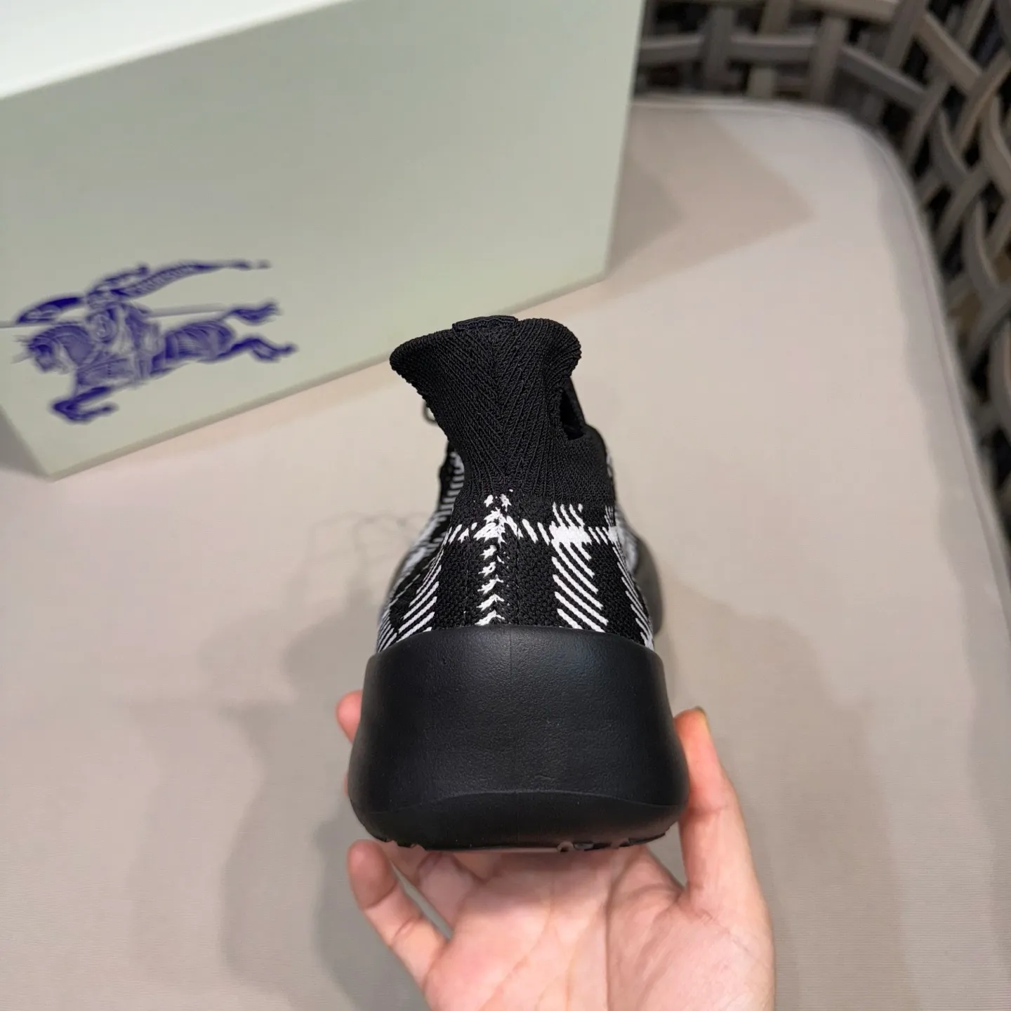 Men's shoes 💰480 [New style] 🐝🐝BURBERRY/Burberry plaid knitted Neptune sneakers｜With breathable sock-style upper｜Embellished with knitted Burberry plaid｜Leather lining Incorporated into a plaid lace design｜Equipped with B-shaped shield buckle｜The sole is decorated with a large wrapped equestrian knight logo (EKD)｜Round toe #drawstring closure#The sole is decorated with the equestrian knight logo (EKD)｜At least 50% of the main materials of the boutique are from renewable sources Size: 39-44 (45 custom-made)
